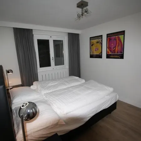 Sleeps 8 Wifi Apartment